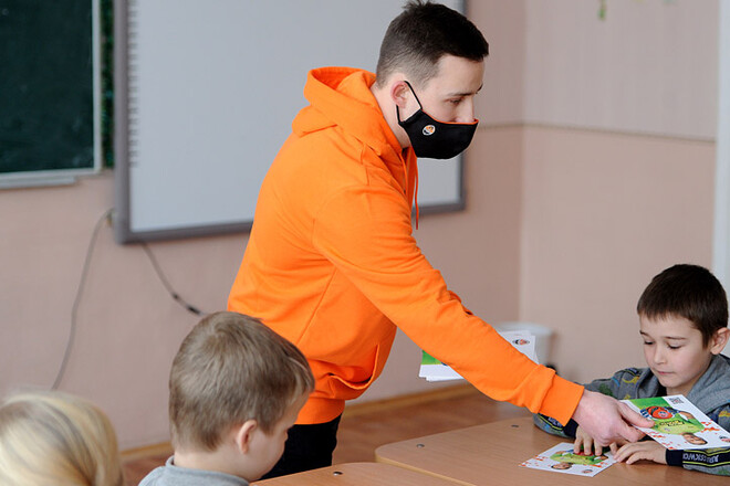 Шахтер начал реализацию образовательных проектов для школьников Киева